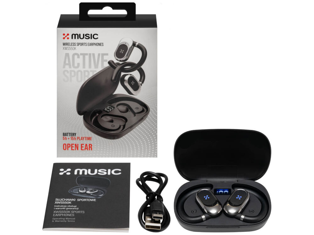 Na obrazie widoczne są czarne słuchawki sportowe w etui, kabel USB oraz instrukcja obsługi. Opakowanie produktu zawiera napisy: \'X MUSIC\', \'WIRELESS SPORTS EARPHONES XWS550K\', \'ACTIVE SPORTS\', \'BATTERY 5h + 15h PLAYTIME\', \'OPEN EAR\'.