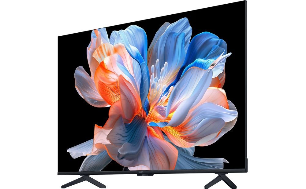 Telewizor z dużym ekranem wyświetlający kolorowy, abstrakcyjny kwiat na czarnym tle. Na dolnej ramce widoczne jest logo \'Xiaomi\'.