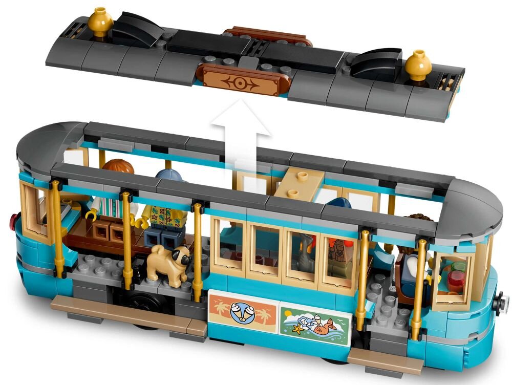 Zestaw LEGO przedstawia tramwaj z otwartym dachem, wewnątrz którego znajdują się figurki i pies. Na boku tramwaju widoczna jest naklejka z motywem plażowym.