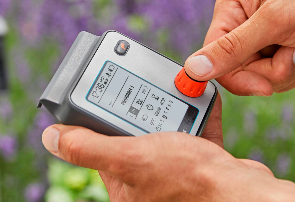 Sterownik nawadniania GARDENA Master 01892-29 czytelny wyswietlacz LCD obrotowy rpzelacznik z przyciskiem akceptacji opcja blokady mozna odlaczyc od urzadzenia