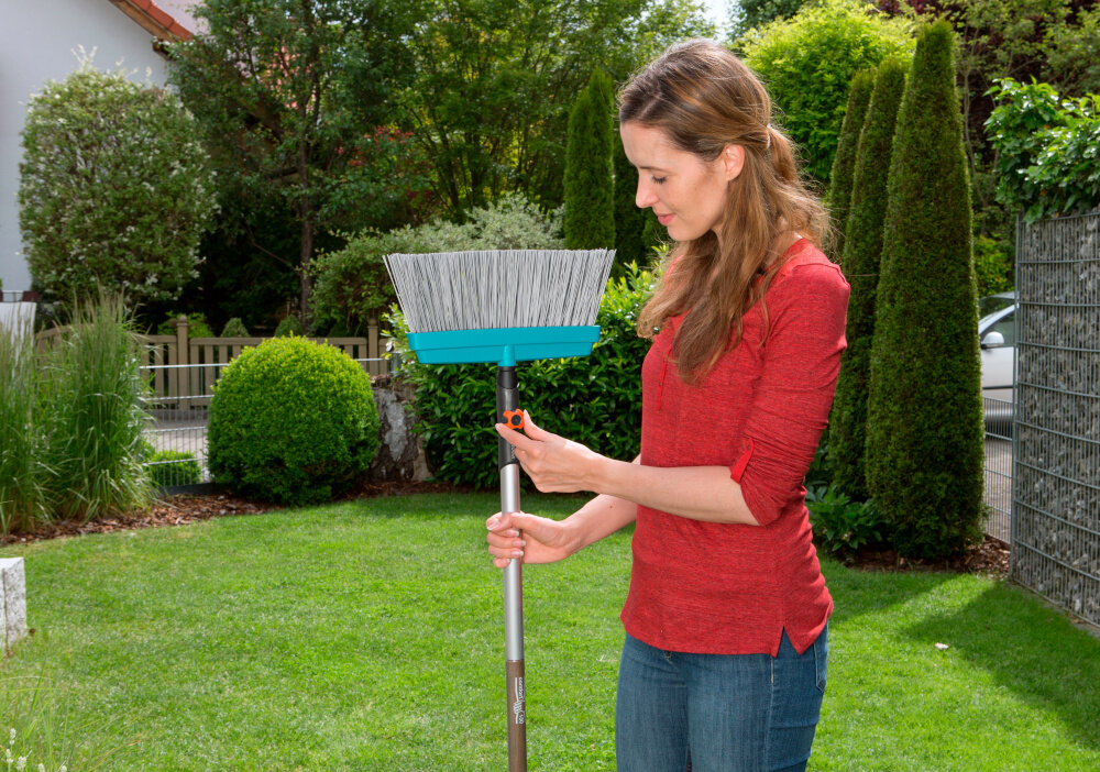 Szczotka GARDENA 3609-20 solidne trwale laczenie z trzonkiem przykrecic stabilnosc precyzja pracy sprzatanie szybkie proste efektywne