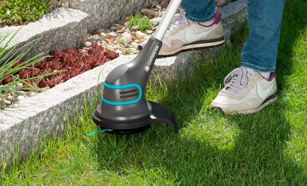 Podkaszarka akumulatorowa GARDENA SmallCut Li-23R z akumulatorem 09822-20 szerokosc koszenia 22,3 cm system ciecia RotorCut nozyki z tworzywa sztucznego czyste precyzyjne ciecie bezpieczna w uzyciu