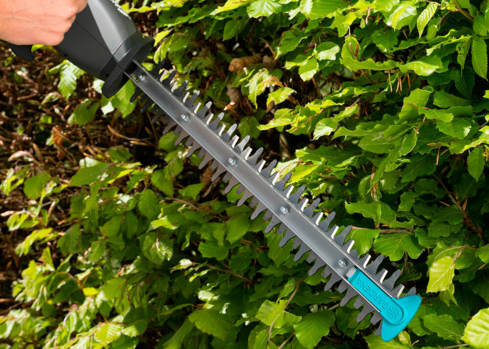 Nożyce do żywopłotu GARDENA EasyCut Li 9836-20 akumulatorowe oslona koncowki noza ostrze chronione podczas cieicie ochona przed odbiciami