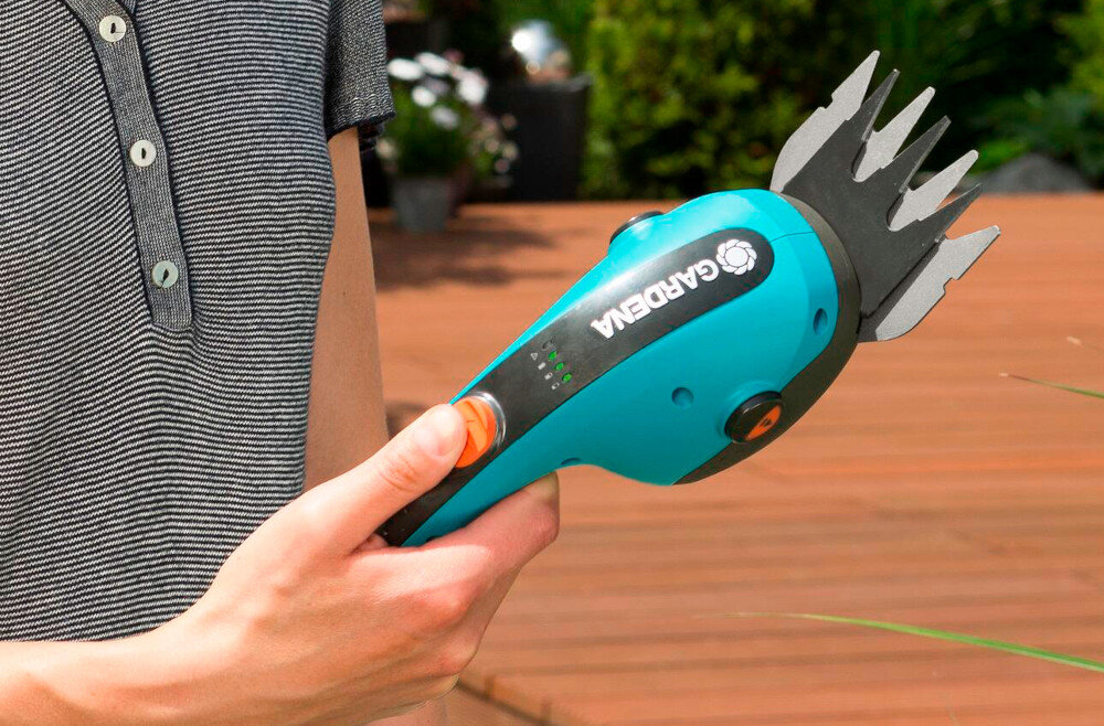 Nożyce do trawy GARDENA ClassicCut Li 9854-20 akumulatorowe wbudowany akumulator litowo-jonowy 3,6 V pojemnosc 2,5 Ah czas ladoania okolo 3 godzin duza moc latwa obsluga ladowarka sieciowa ledowy wskaznik naladowania czas pracy okolo 50 minut