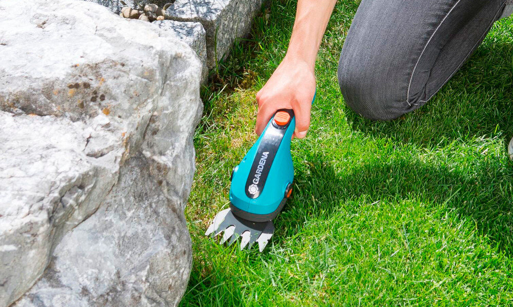 Nożyce do trawy GARDENA ClassicCut Li 9854-20 akumulatorowe smukla konstrukcja ergonomiczny uchwyt waga 1,37 kg