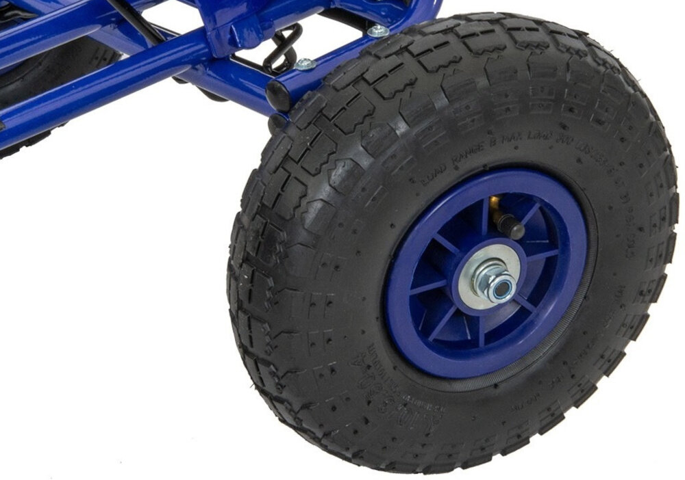 Gokart na pedały ENERO 01 Niebieski zbliżenie na koło pompowane gumowe opony z bieżnikiem przyczepność sterowność ryzyko poślizgu jest mniejsze
