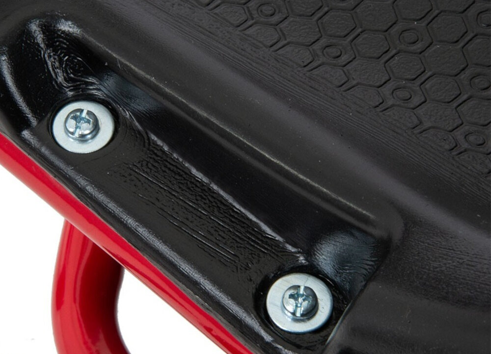 Gokart na pedały ENERO 01 Czerwony zbliżenie na śruby metalowa rama pokryta odpornym na obicia lakierem skręcana śrubami konstrukcja trwałość długie użytkowanie wytrzyma intensywną eksploatację stabilność