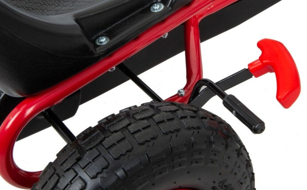 Gokart na pedały ENERO 01 Czerwony zbliżenie na hamulec hamulec ręczny blokujący tylne koła uczy dziecko odpowiedzialności i podstaw kontroli nad jazdą bezpieczeństwo