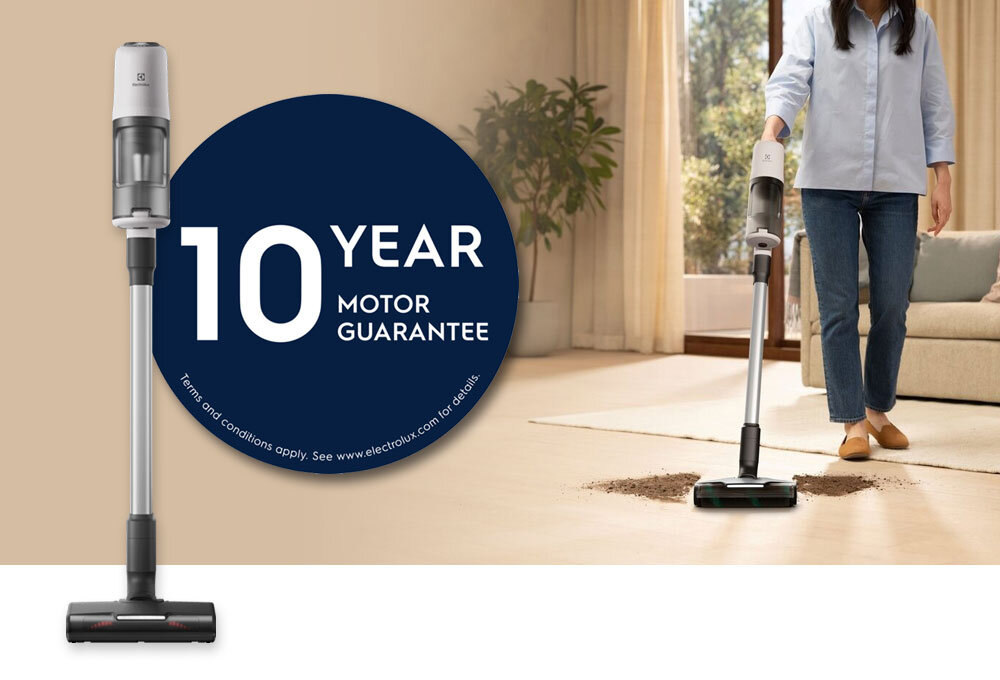 Obraz przedstawia odkurzacz pionowy z logo Electrolux, obok którego znajduje się osoba używająca go do sprzątania podłogi. Na niebieskim tle widnieje napis \'10 YEAR MOTOR GUARANTEE\'.
