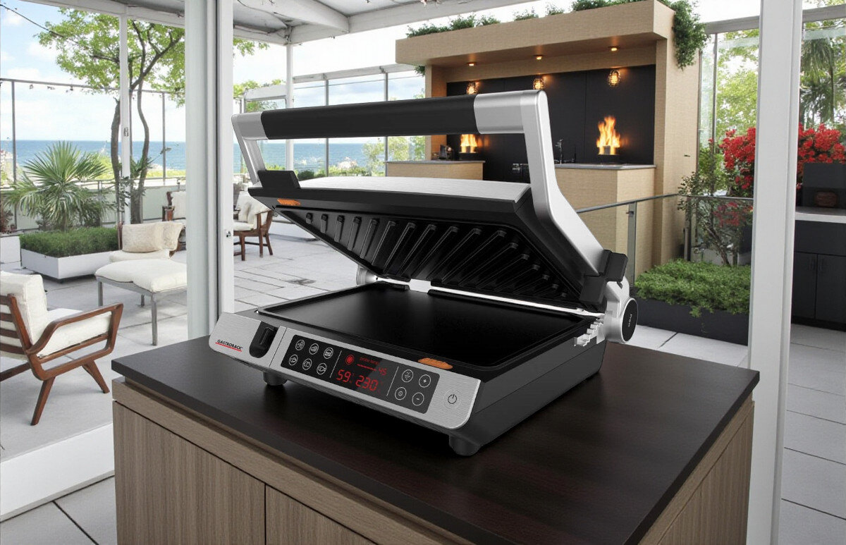 Grill elektryczny GASTROBACK 42539, gotowanie, grillowanie, smażenie, ogród, grill stoi na blacie w tarasie wewnętrznym