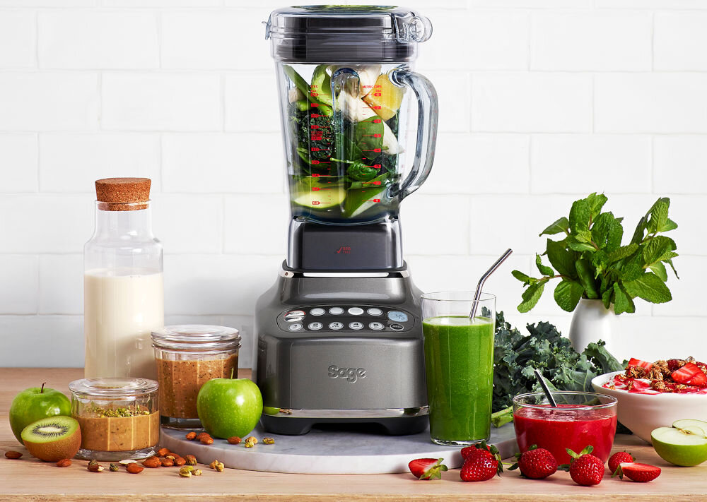 Blender kielichowy SAGE SBL820 srebrny blender stoi na blacie przyciski przeźroczysty kielich wewnątrz zielone składniki moc 2400 W wydajność potężna moc radzi sobie z twardymi składnikami do przygotowywania codziennych smoothie i koktajli i skomplikowanych dań  