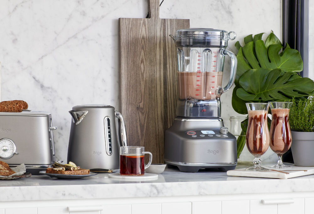 Blender kielichowy SAGE SBL820 srebrny blender stoi na blacie przyciski przeźroczysty kielich wewnątrz ciemna masa obok kieliszki z ciemną masą Kielich blendera o pojemności 2 litrów z Tritanu kopoliestru wolnego od BPA odporność na wysokie temperatury intensywne użytkowanie całkowicie bezpieczny dla zdrowia Tritan zachowuje krystaliczną przejrzystość bezproblemowe czyszczenie możliwość mycia w zmywarce dla wymagających użytkowników 