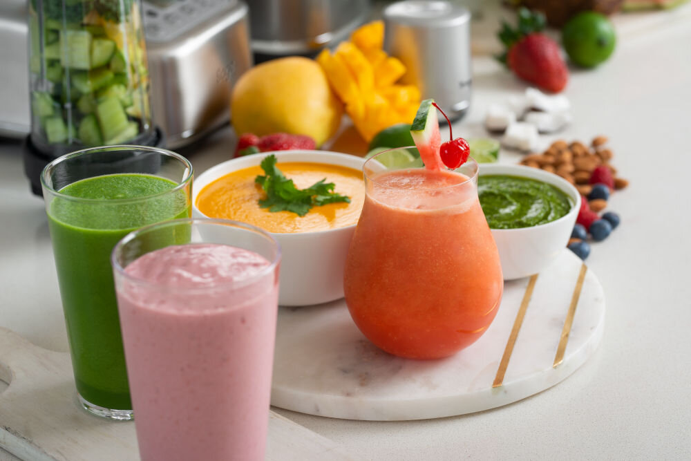 Blender kielichowy SAGE SBL820 kolorowe napoje w szklankach zielony różowy pomarańczowy funkcja blendowania w próżni gładkie jednolite konsystencje Usuwanie powietrza z pojemnika trwałość lepszy smak więcej enzymów i witamin kremowe napoje jednolita struktura 