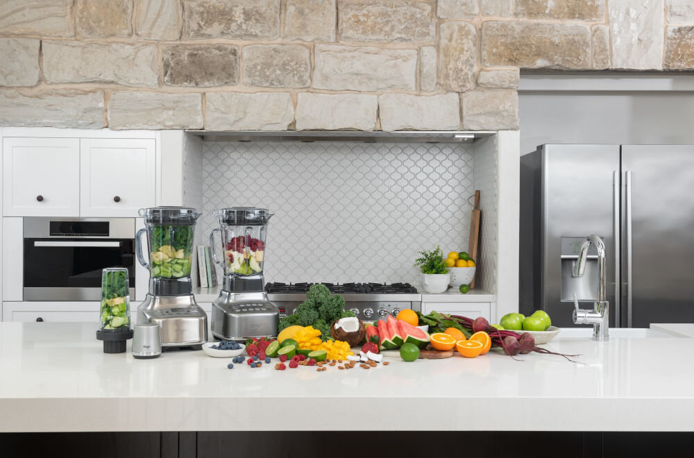 Blender kielichowy SAGE SBL820 blendery stoją na blacie srebrne obudowy wewnątrz kielichów składniki kielich z unikalnym kształtem dna optymalne mieszanie składników nie powstają tzw. martwe strefy Metalowy wał napędowy wydajność trwałość wygoda efektywność