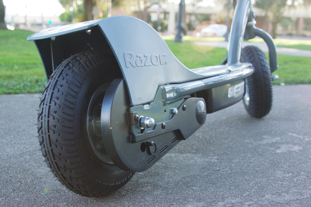 Hulajnoga elektryczna RAZOR E300 Szary pneumatyczne kola 9 cali tlumia drgania doskonala przyczepnosc do podloza