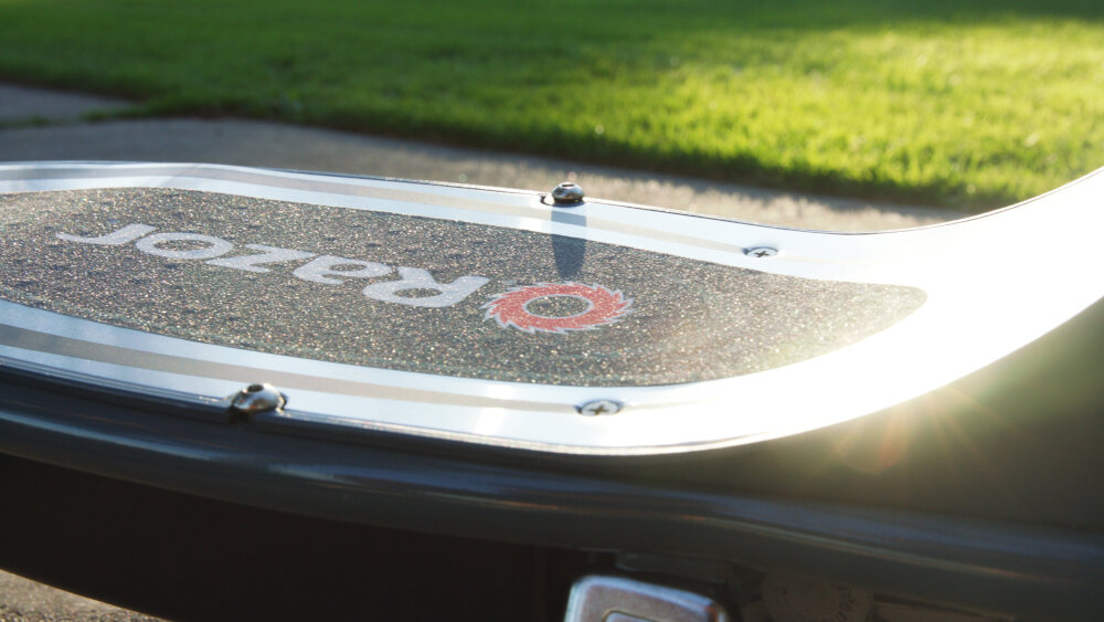 Hulajnoga elektryczna RAZOR E300 Szary maksymalna stabilnosc komfort jazdy najwyzsze standardy bezpieczenstwa i produkcji konstrukcja ze stali i wysokiej jakosci tworzyw sztucznych duza wytrymalosc trwalosc