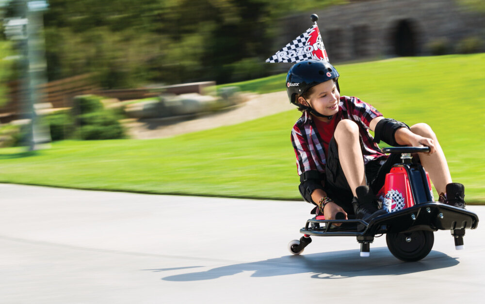Pojazd do driftu RAZOR Crazy Cart 25173860 Czarno-czerwony mały szeroki stworzony do szalonej jazdy