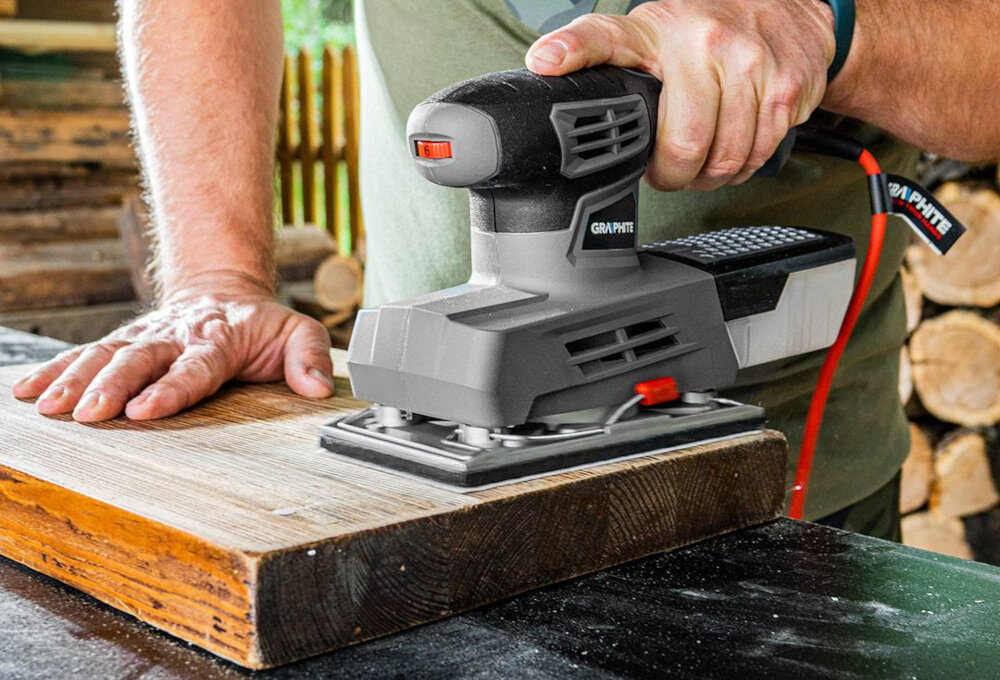 Szlifierka oscylacyjna GRAPHITE 59G324 zasilana prądem elektrycznym silnik moc 220 W do prac o małym i średnim natężeniu maksymalna prędkość obrotowa w zakresie od 6000 do 12000 obr/min