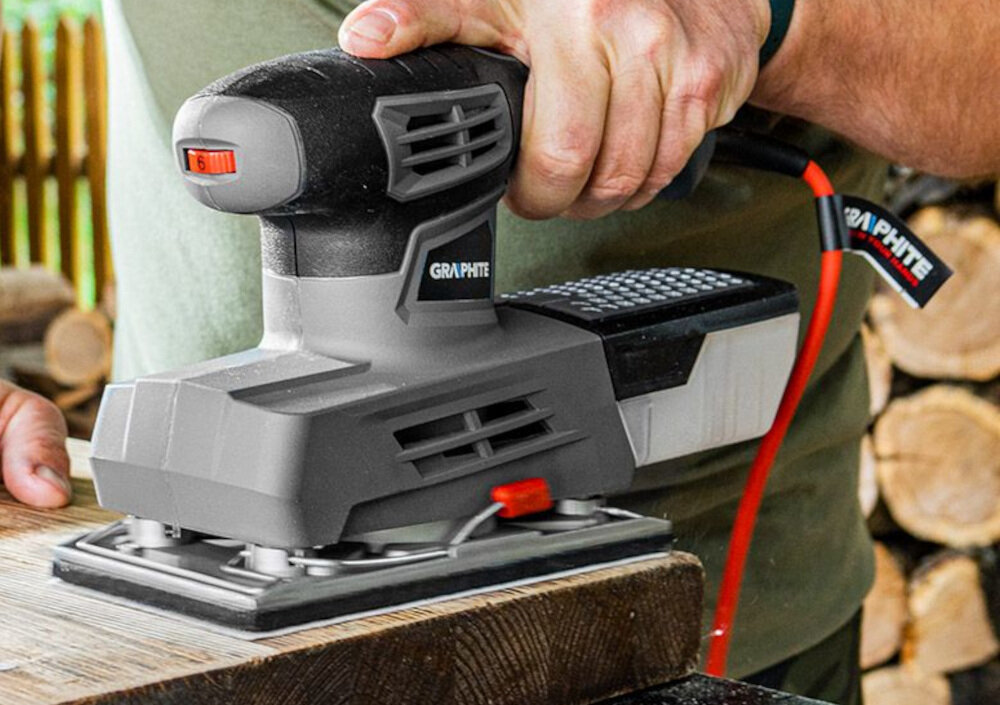 Szlifierka oscylacyjna GRAPHITE 59G324 obudowa pokryta tworzywem sztucznym o właściwościach antypoślizgowych arkusze ścierne w rozmiarze 93x230 mm podstawa odporna na wysoką temperaturę z wysokiej jakości stopu aluminium