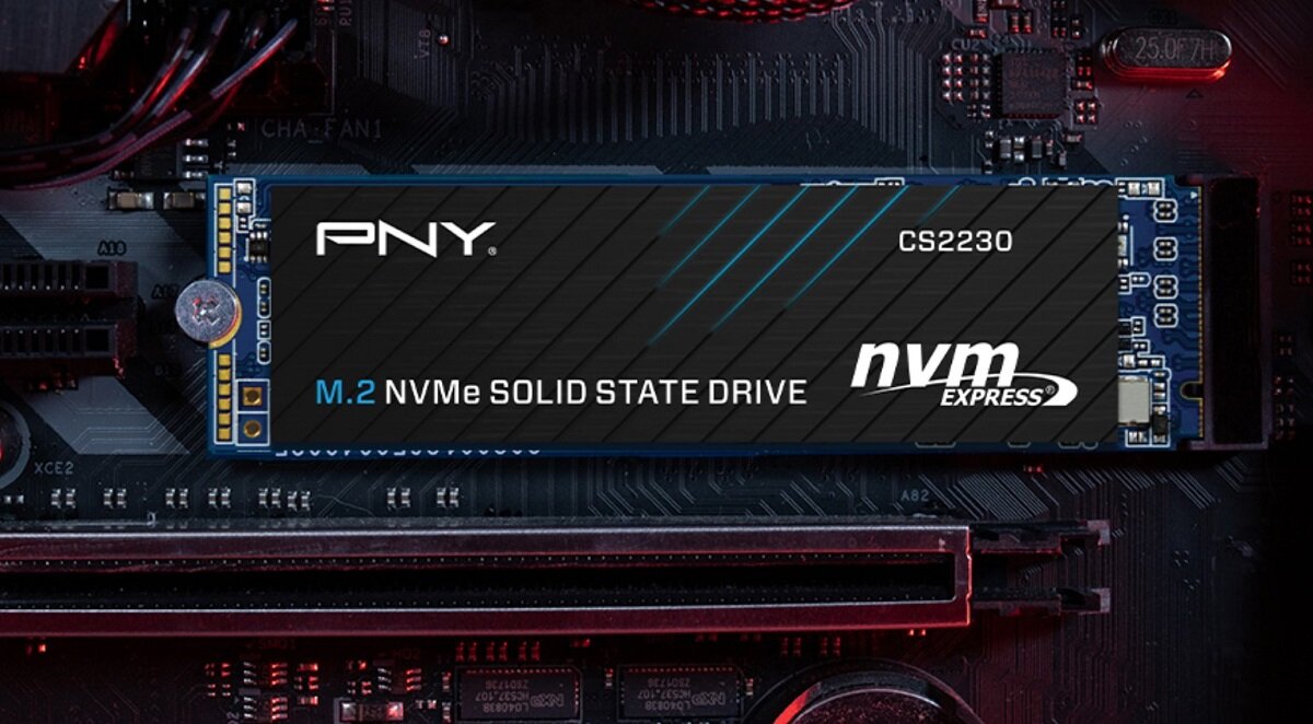 Na obrazie widoczny jest dysk SSD z oznaczeniami: PNY, CS2230, M.2 NVMe SOLID STATE DRIVE, nvm express, zamontowany na płycie głównej komputera.