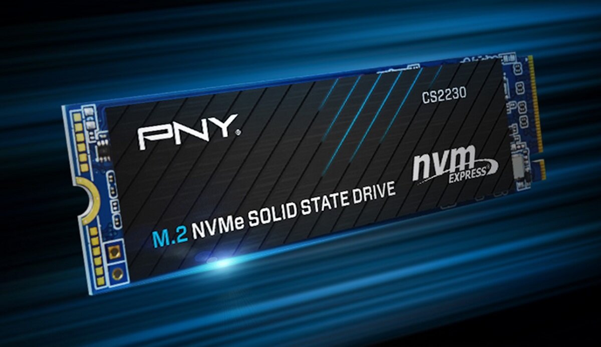 Na obrazie widoczny jest dysk SSD z oznaczeniami: PNY, M.2 NVMe SOLID STATE DRIVE, CS2230, nvme EXPRESS. Dysk ma ciemną obudowę z niebieskimi i białymi napisami.