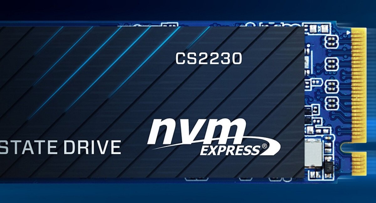 Obraz przedstawia dysk SSD z oznaczeniem CS2230 i logo \'nvm express\'.