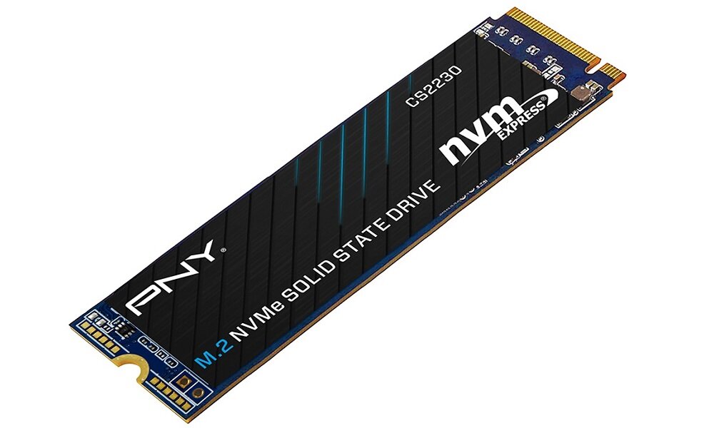 Na obrazie widoczny jest dysk SSD w formacie M.2 z oznaczeniami \'PNY\', \'CS2230\', \'NVMe SOLID STATE DRIVE\' oraz \'nvme EXPRESS\'.
