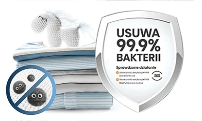 Na obrazie widoczny jest stos złożonych ręczników z pluszowym koniem na górze oraz tarcza z napisem \'USUWA 99.9% BAKTERII\'. Obok znajduje się symbol przekreślonych bakterii i lista z punktami: \'Sprawdzone działanie\', \'Skuteczność potwierdzona badaniami SGS\'.