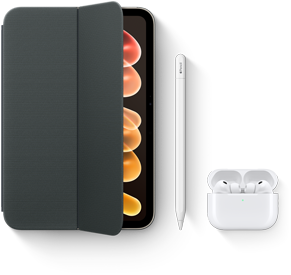 Na obrazie widoczny jest tablet z etui, rysik oraz bezprzewodowe słuchawki w etui ładującym. Tablet wyświetla kolorowe tło, a etui słuchawek ma małą diodę LED.