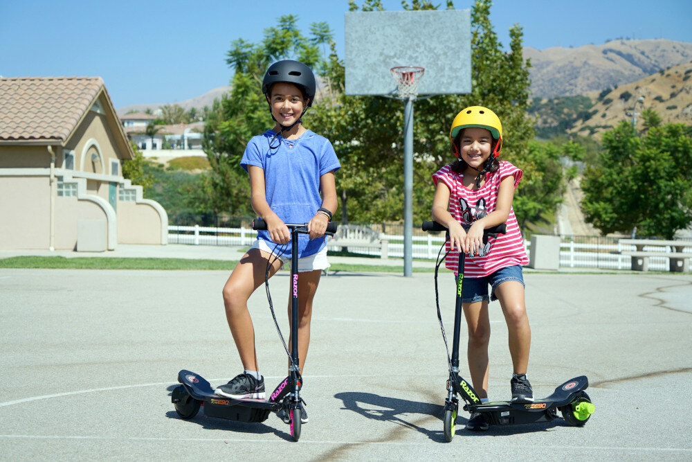 Hulajnoga elektryczna RAZOR Power Core E90 Zielony w zielonym kolorze waga 9,6 kg dla dzieci powyzej 8 roku zycia waga do 54 kg ekologiczna przemiszczanie sie bez nakladu sil mala bezpieczna