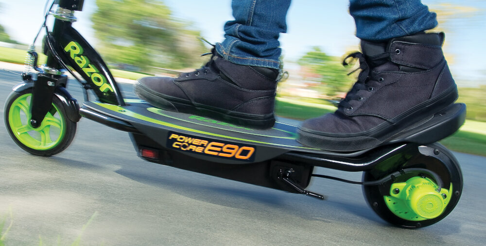Hulajnoga elektryczna RAZOR Power Core E90 Zielony silnik zbudowany w technologii Power Core moc 85 W w tylnym kole predkosc do 16 km/h czas jazdy do 80 minut wydajna bateria 12 V pojemnosc 7,0 Ah zasieg do 16 km czas ladowania okolo 6 godzin