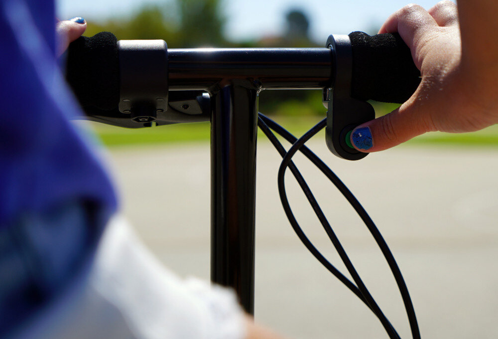 Hulajnoga elektryczna RAZOR Power Core E90 Zielony przycisk przyspieszenia uruchomienie hulajnogi po odepchnieciu sie noga osiagniecie 5 km/h dziecko nie bedzie narazone na szarpniecie bezpieczna zabawa