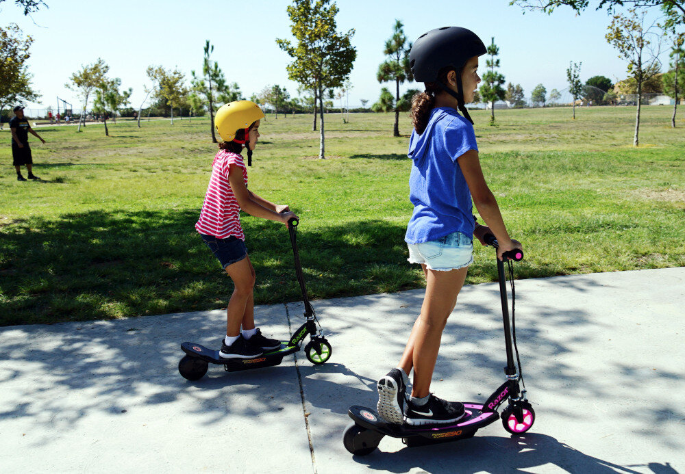 Hulajnoga elektryczna RAZOR Power Core E90 Zielony kola 6 cali tlumia drgania doskonala przyczepnosc do podloza