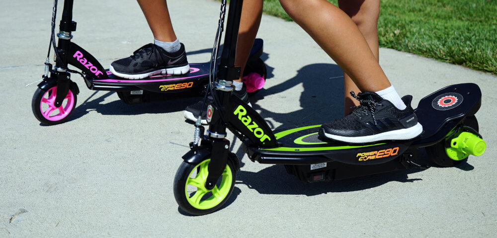 Hulajnoga elektryczna RAZOR Power Core E90 Zielony szeroki poklad stabilnosc komfort antyposlizgowa powloka bezpieczenstwo podczas jazdy