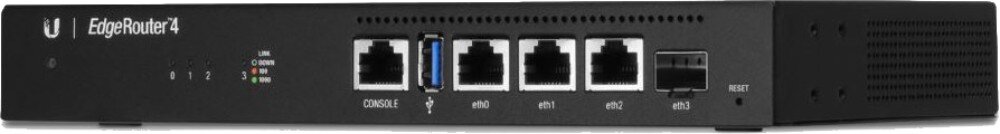 Router UBIQUITI EdgeRouter ER-4 Czarny router sieciowy z widocznym panelem przednim i perforowaną górną pokrywą, na którym znajdują się diody sygnalizacyjne, port konsolowy, złącze USB oraz cztery porty sieciowe, w tym jeden na moduł SFP