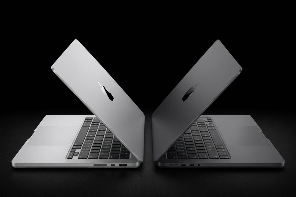 APPLE MacBook Pro 2026 16 Retina M5 Pro 1TB SSD macOS - Dwa laptopy z otwartymi obudowami ustawionymi symetrycznie naprzeciw siebie