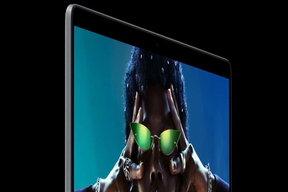 APPLE MacBook Pro 2026 16 Retina M5 Pro 1TB SSD macOS Układ GPU czipa M5 Pro rdzenie shaderów silnik ray tracingu trzeciej generacji sprzętowego przyspieszania śledzenia promieni grafiką 3D, modelowanie obsługę gier Dynamic Caching - Zbliżenie na górną krawędź ekranu z wbudowaną kamerą i wyświetloną postacią.