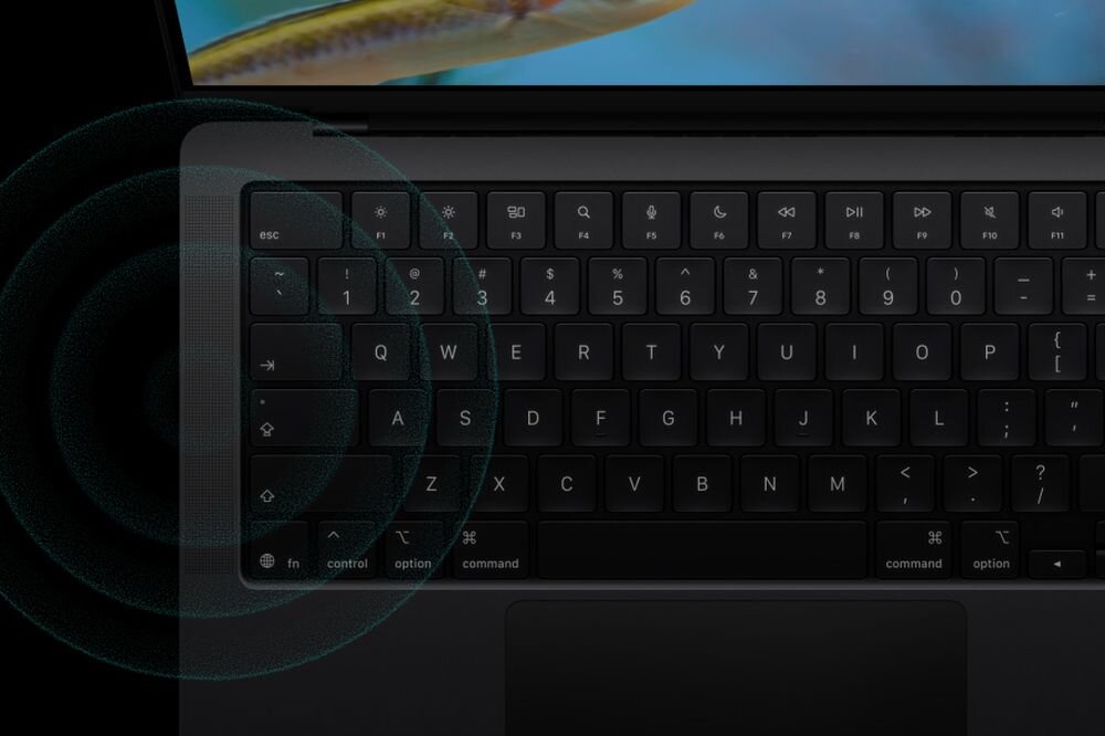 APPLE MacBook Pro 2026 16 Retina M5 Max 1TB SSD macOS trzech mikrofonów jakości studyjnej sześciogłośnikowy układ dźwiękowy Spatial Audio Dolby Atmos dźwiękiem przestrzennym - Zbliżenie na czarną klawiaturę urządzenia z widocznym podświetleniem i ikonami funkcyjnymi