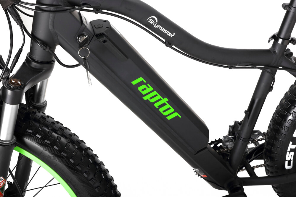 Rower elektryczny SKYMASTER Raptor M18 26 cali męski Czarno-zielony silnik bezszczotkowy marki LIPENG moc 250W w tylnym kole maksymalny zasięg do 30 km bateria litowo-jonowa marki SANDA napięcie 36V pojemność 10 Ah do 700 ładowań w ramie roweru