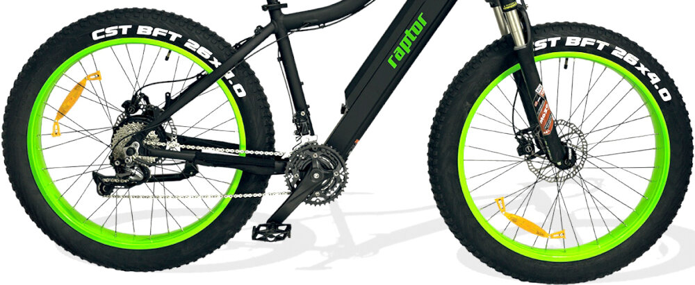 Rower elektryczny SKYMASTER Raptor M18 26 cali męski Czarno-zielony 26-calowe koła grube opony marki CST wytrzymałe na uszkodzenia tłumią drgania piasty QUANDO na przodzie LIPENG na tyle