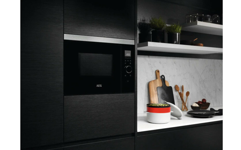 Kuchenka mikrofalowa AEG MBE2658SEM estetyka design wygląd jednolity wystrój