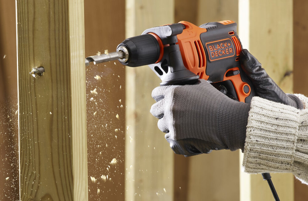 Wiertarka udarowa BLACK&DECKER BEH710-QS drewniane elementy osoba wierci otwór w drewnianej desce funkcja zmiany kierunku obrotu można obracać w prawo i w lewo uniwersalność urządzenia maksymalny moment obrotowy do 20 Nm odpowiednia moc do pracy w różnych materiałach pełna kontrola nad narzędziem