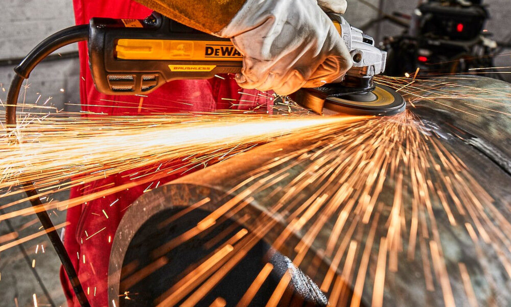 Szlifierka kątowa DEWALT DWE4357-QS przycisk blokady wrzeciona M14 nie wymaga użycia narzędzi tarcza o średnicy 125 mm