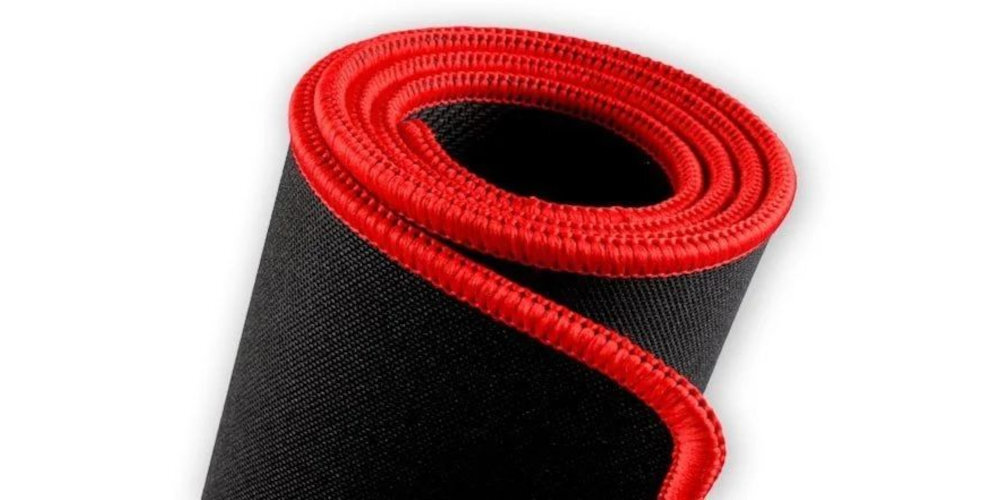 SAVIO Turbo Dynamic Starannie wykończone, obszywane krawędzie długą żywotność - zwinięta podkładka na białym tle, widoczne obszyte krawędzie