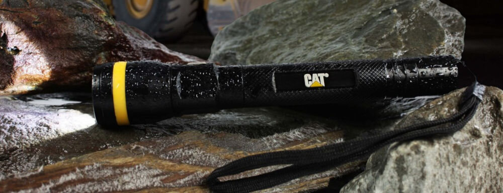 Latarka CATERPILLAR CT2500, latarka, led, tryb oszczędny, poręczna, obudowa, Latarka na skałach oblana wodą, leży włączona