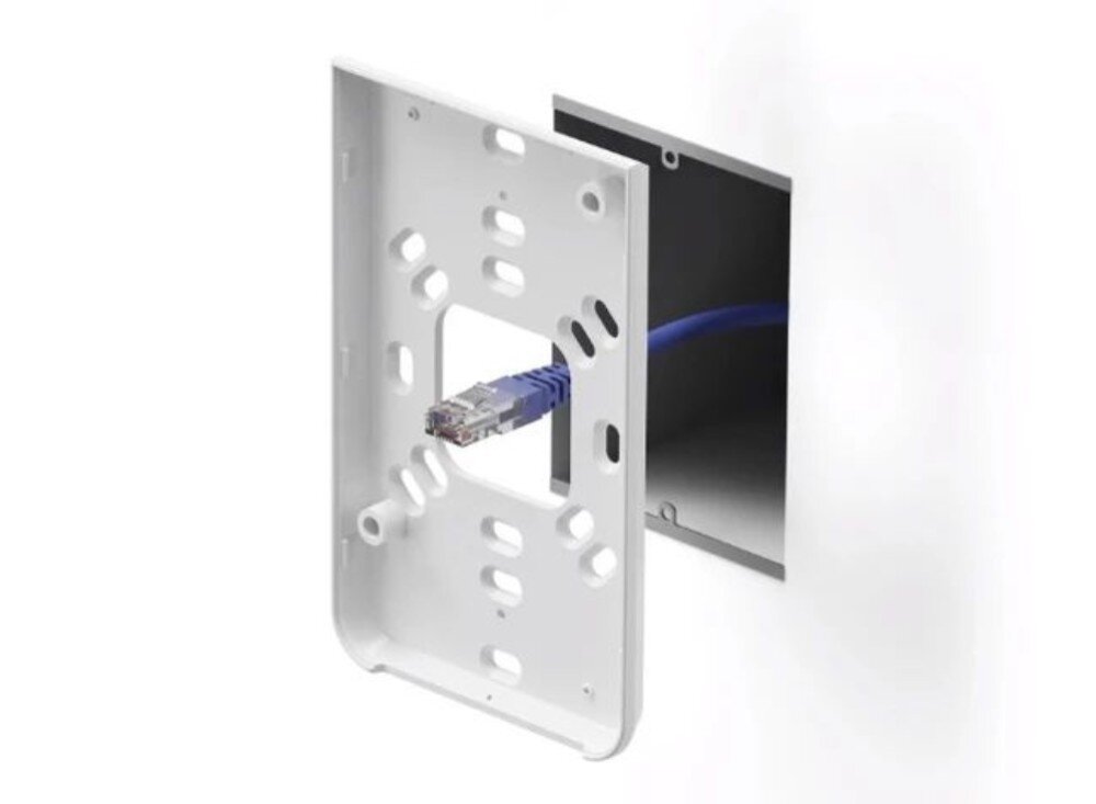 Punkt dostępu UBIQUITI UAP-IW-HD Biała ramka montażowa przykręcona do puszki podtynkowej z wystającym niebieskim kablem sieciowym