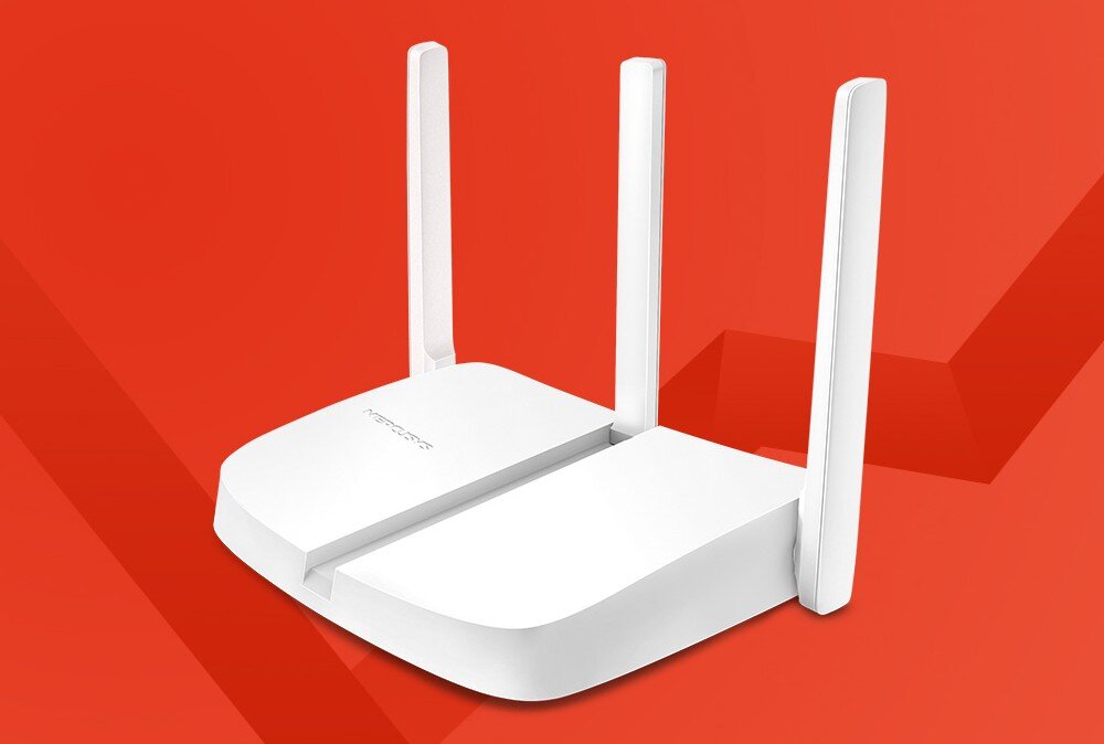 Router MERCUSYS MW305R Biały router z trzema pionowymi antenami ustawiony na tle czerwonej grafiki. Urządzenie ma zaokrąglone krawędzie i minimalistyczny design, opis