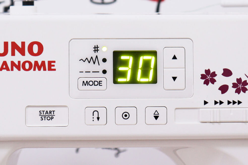 Maszyna do szycia JANOME E1030 prosty ekran aktualnie wybrany ścieg szczegółowe parametry dostosowanie zaczynanie przygody z szyciem odpowiedni ścieg automatyczne dobranie optymalnych ustawień dla początkujących wygoda