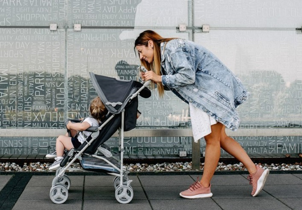 Wózek dziecięcy LIONELO Irma Pink regulacja oparcie podnóżek wygoda Ergonomiczne rączki prowadzenie dostosowanie potrzeby preferencje Dwustopniowy daszek ochrona funkcja wizjera okienko