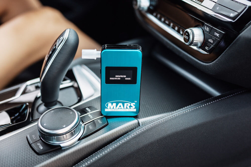 Alkomat HI-TECH MEDICAL Alcovisor Mars BT Czarny aplikacja przesyłanie wyników pomiarów do ekranu alkomatu urządzenie mobilne dodawanie notatek prezentacja wyników udostępnianie na platformie Facebook sms email wyniki pomiarów zdjęcia Android IOS zmiana jednostek pomiaru